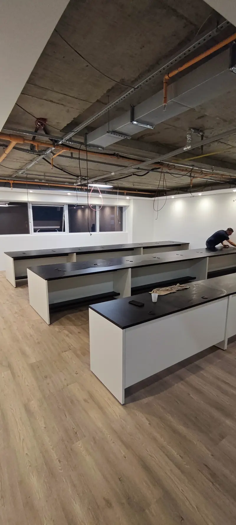 Bancadas de trabalho sob medida em escritório corporativo